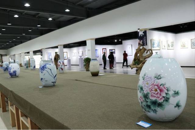墨韻贛鄱，藝連兩地——景德鎮(zhèn)陶瓷大學(xué)客座教授鄭海鷗率我市書畫家赴贛開展書畫交流